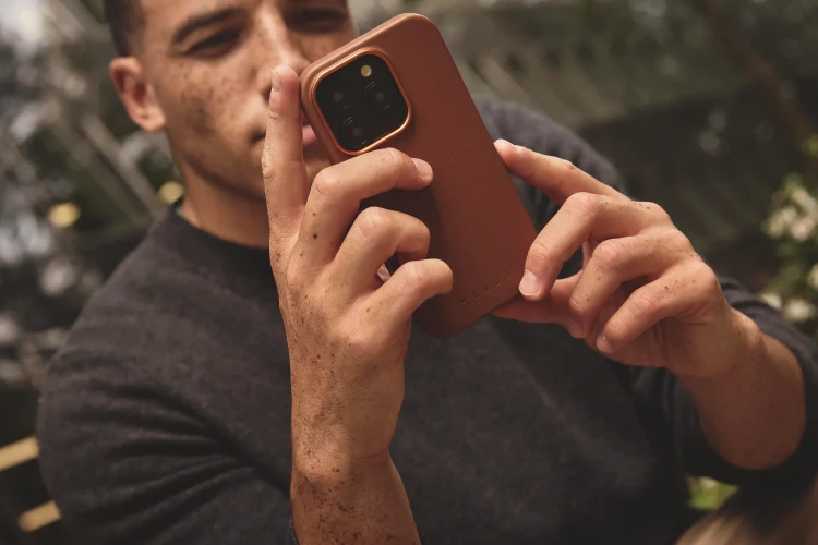 ON_MODEL_FULL_LEATHER_IPHONE16PRO_PRO MAX_WALLET_&_NONWALLET_TAN_622-V1.webp