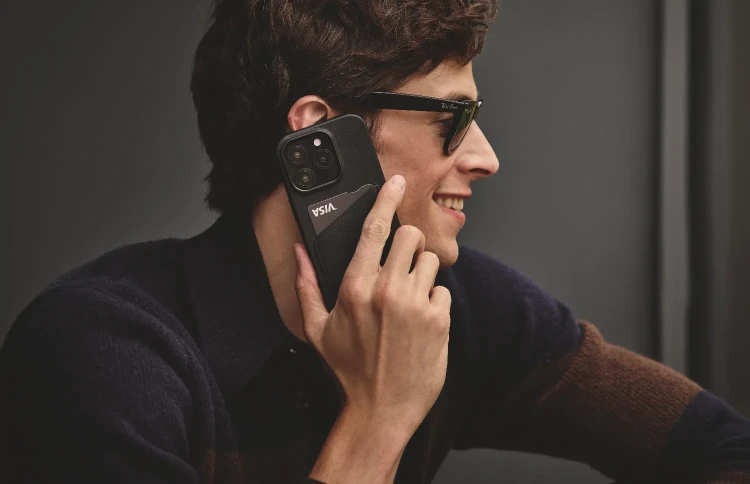 ON_MODEL_FULL_LEATHER_IPHONE16PRO_PRO MAX_WALLET_&_NONWALLET_BLACK_1000-V1.webp